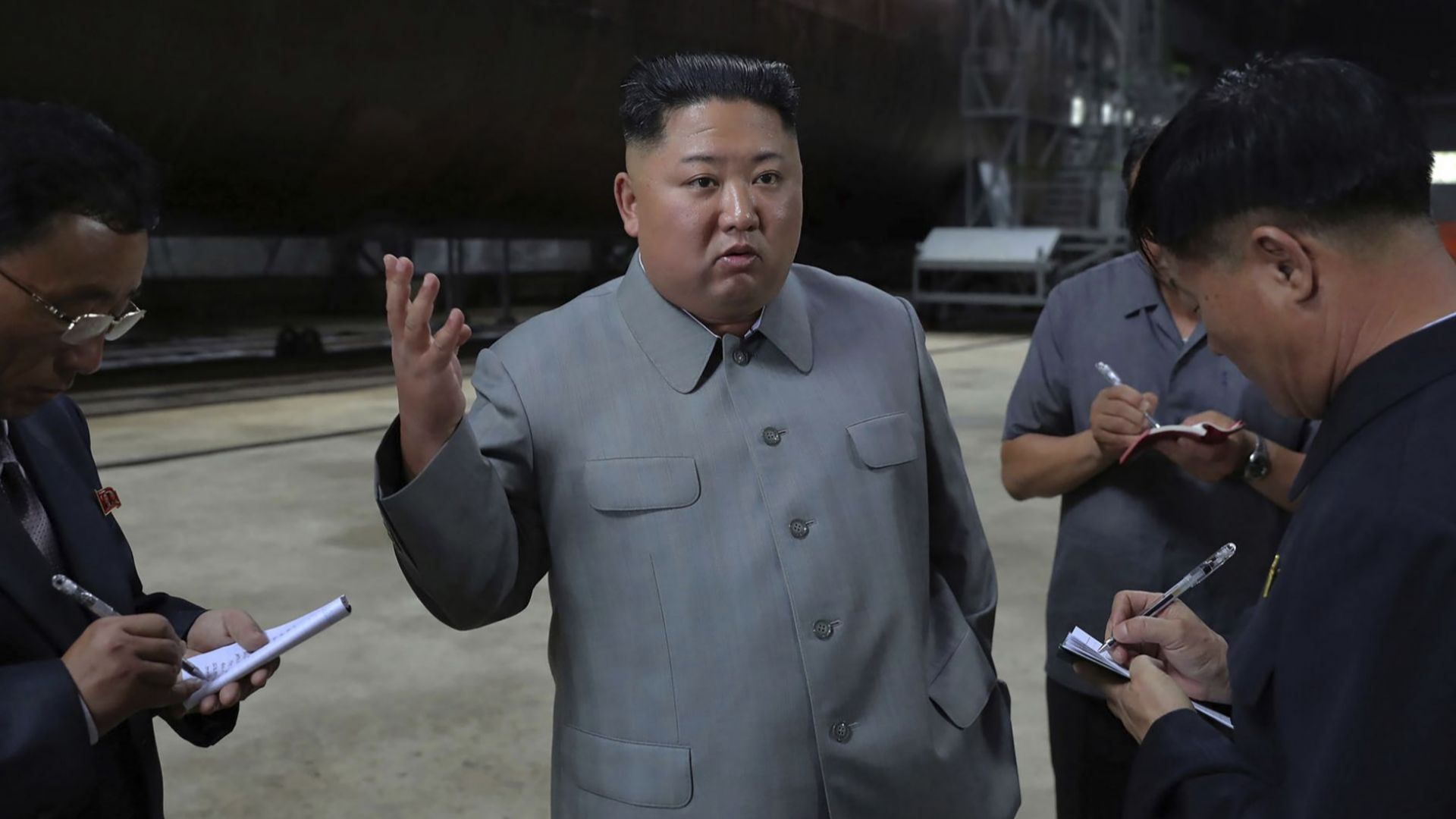 Севернокорейският лидер Ким Чен ун инспектира новопостроена подводница и наблегна на