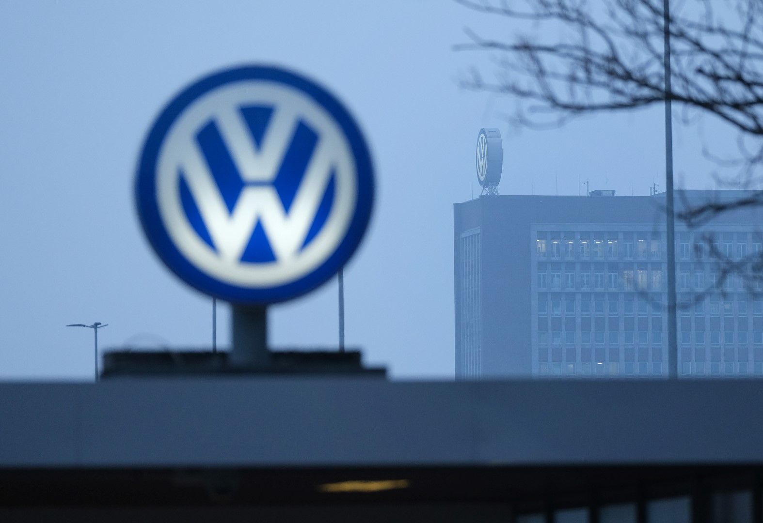 Германският автомобилостроител Фолксваген (Volkswagen) ще бъде изправен от днес пред първия голям процес