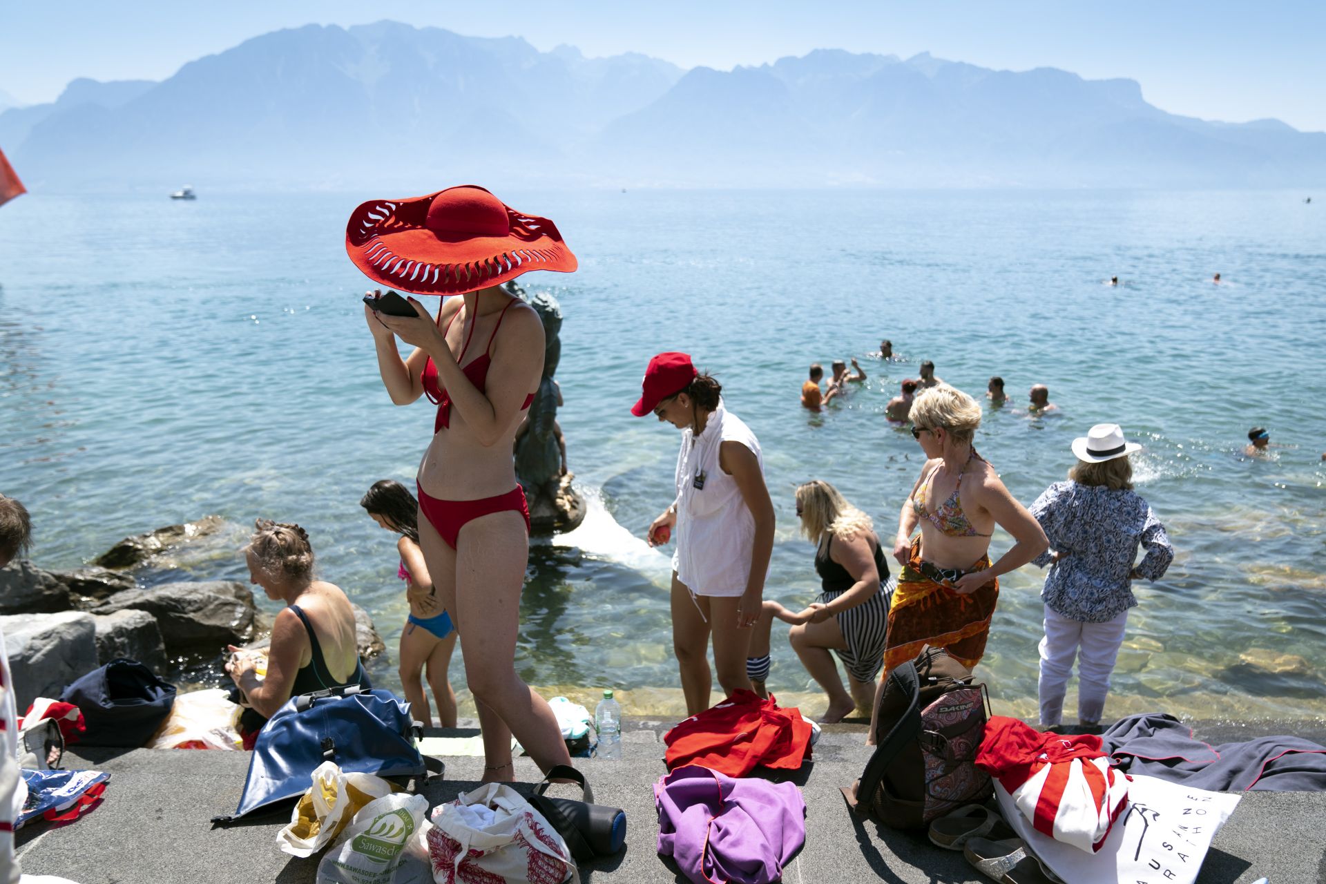 В търсене на плохлада във водите на Женевското езеро