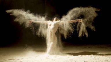 Фотограф заснема чувствени хореографии с помощта на брашно