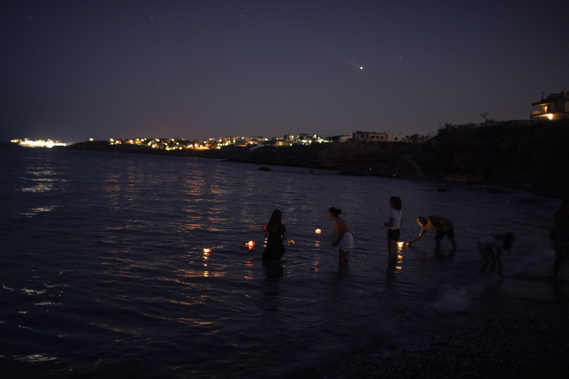 Допускается купание ночью. Купаться ночью. Пляж мати Греция. Плавать ночью. Греция фото плавающих в море.