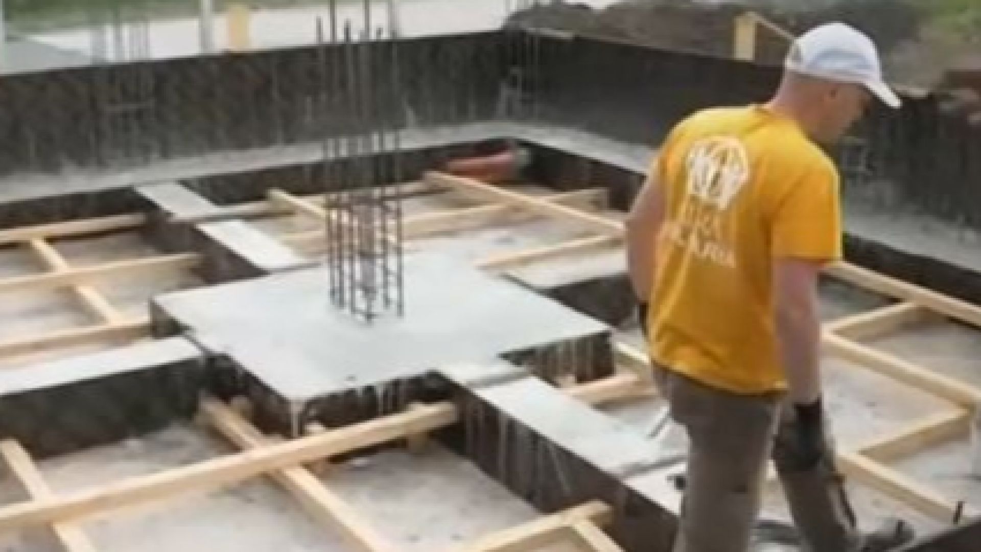 Доброволци строят къща на самотна майка с две деца Жилището