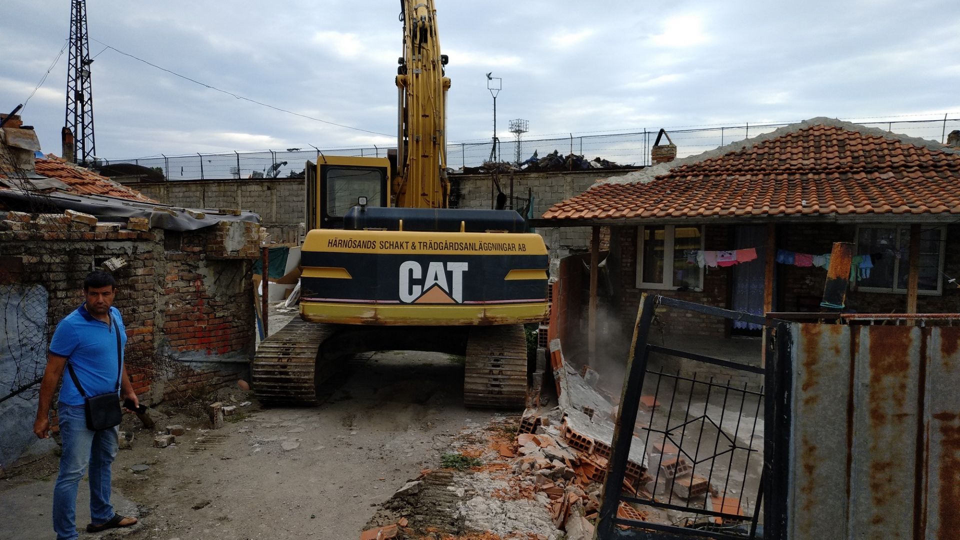 Багери в бургаския квартал "Победа" бутат 20 незаконни къщи (снимки и видео)