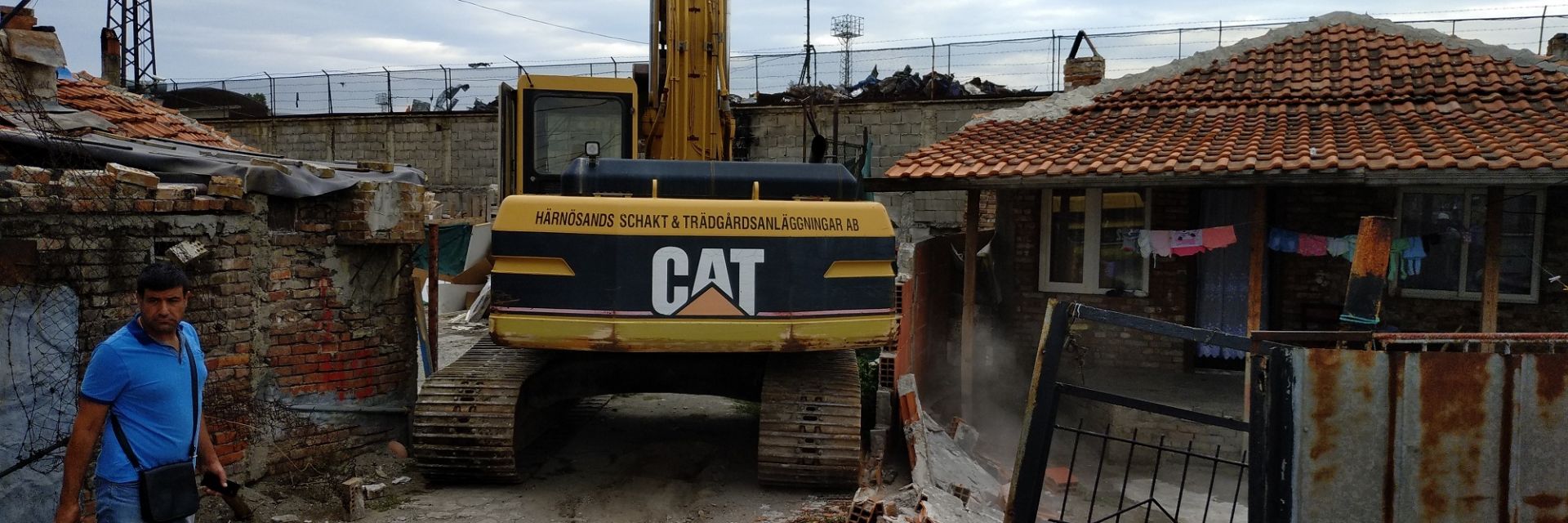 Багери в бургаския квартал "Победа" бутат 20 незаконни къщи (снимки и видео)