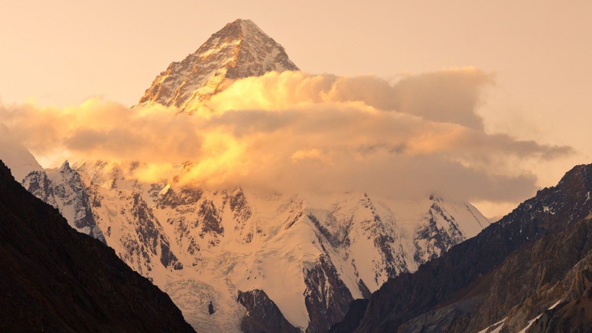 Българинът Стефан Стефанов осъществи второ българско изкачване на К2