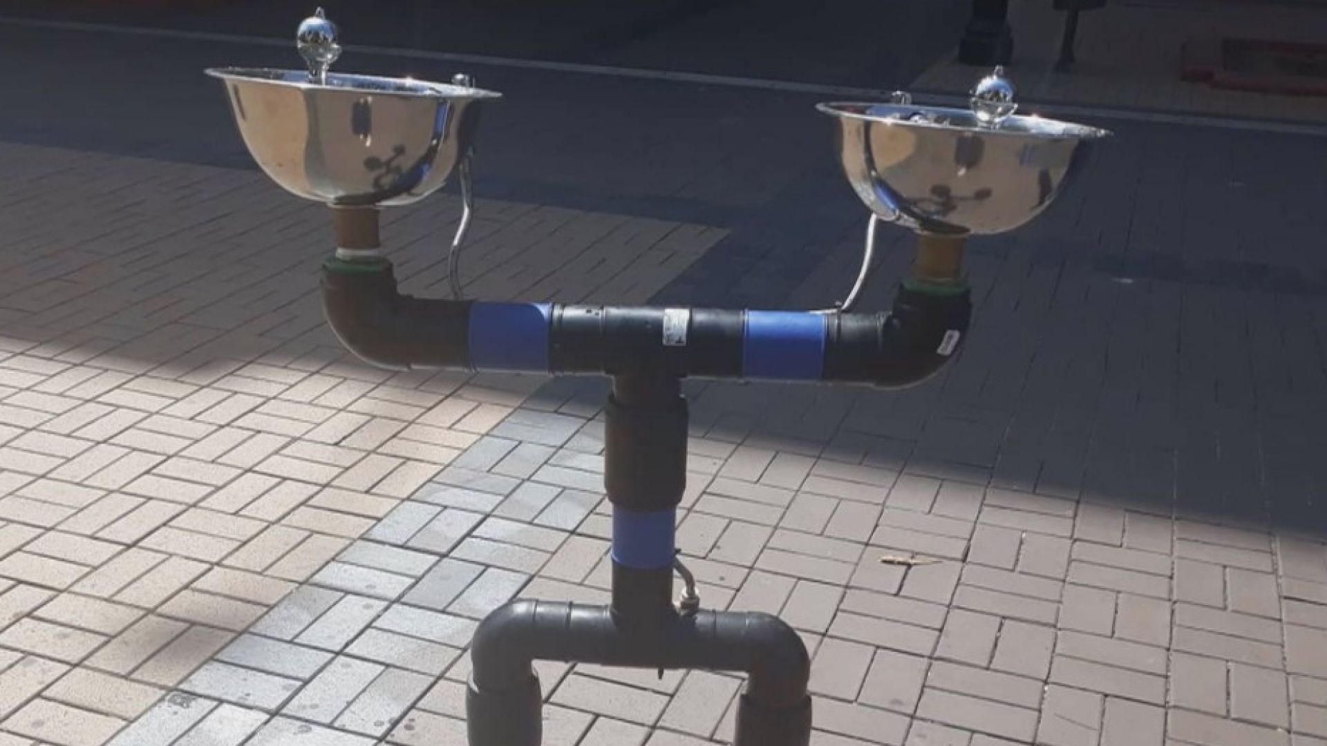 Странни даже комични чешми се появиха на столичния булевард Витоша