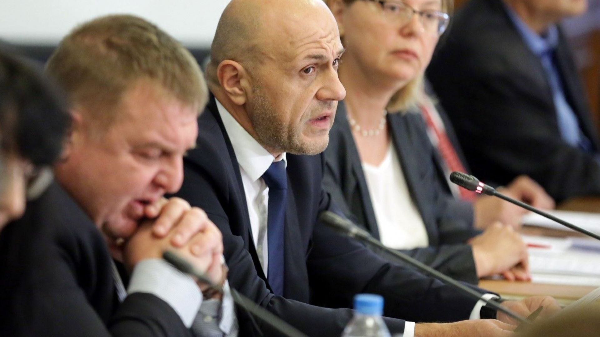 Вицепремиерът по обществения ред и сигурността и министър на отбраната