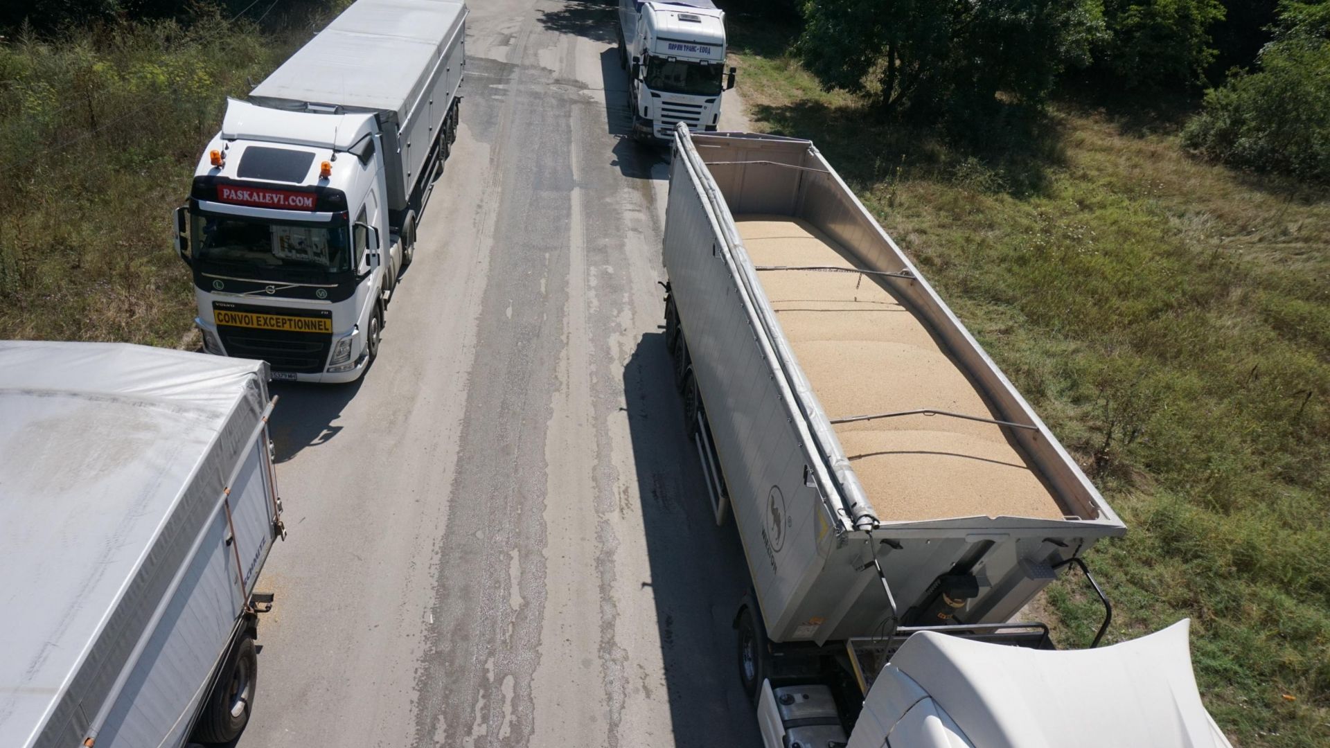 Километрична опашка от камиони натоварени със зърно има денонощно на