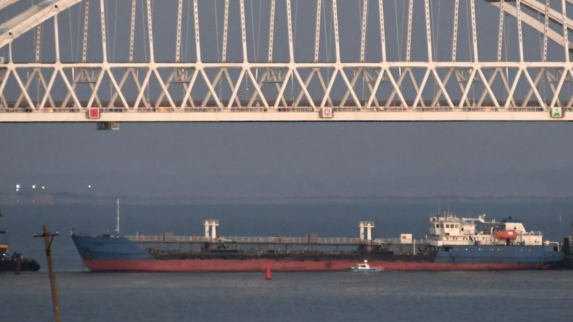 Украинските власти са освободили екипажа на руския танкер задържан в