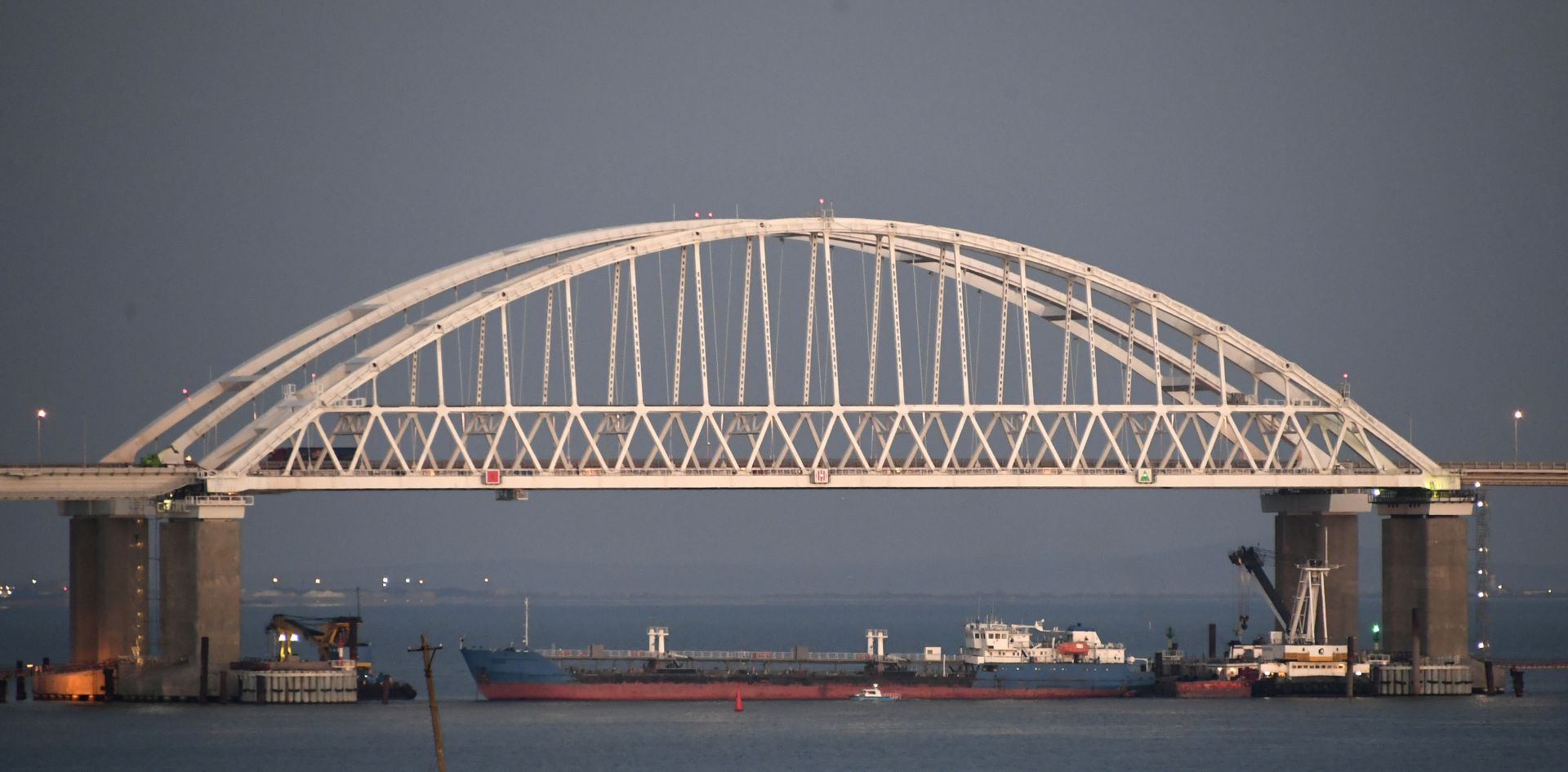 Снимка на руски танкер под моста Керч, който блокира преминаването към Керченския проток близо до Керч от 25 ноември 2018 г.