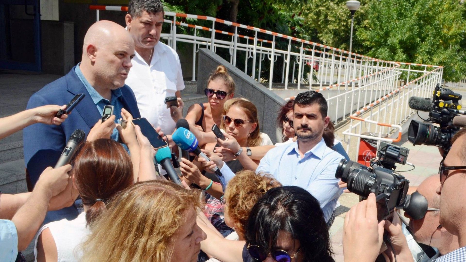 До края на деня се очаква да бъдат повдигнати обвинения