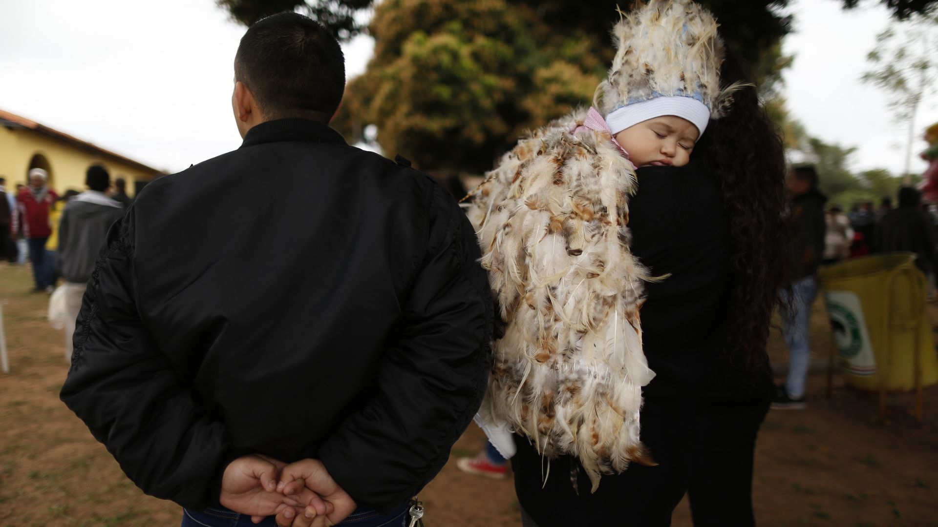 Стотици парагавайци облякоха артистични костюми на птици които сами са
