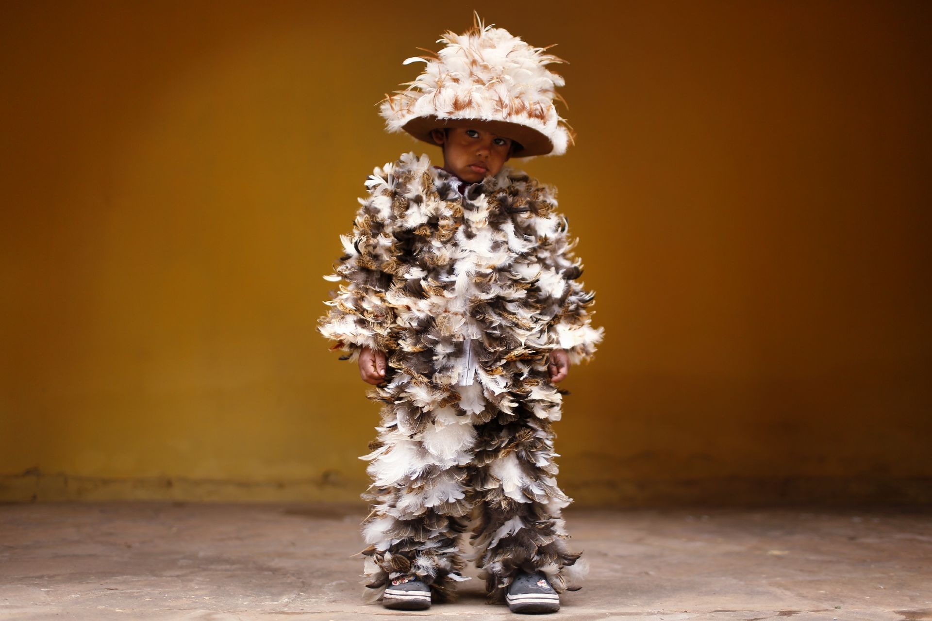 4-годишният Джошуа Себастиян позира с костюма си