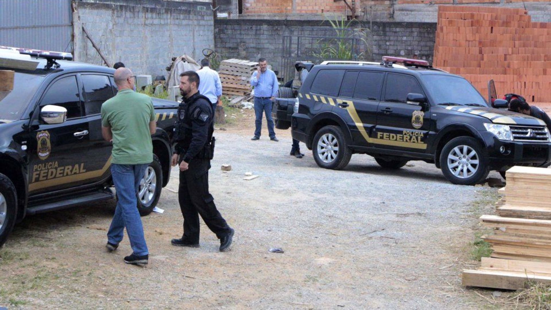 Осем въоръжени мъже извършиха обир на международното летище в Сао