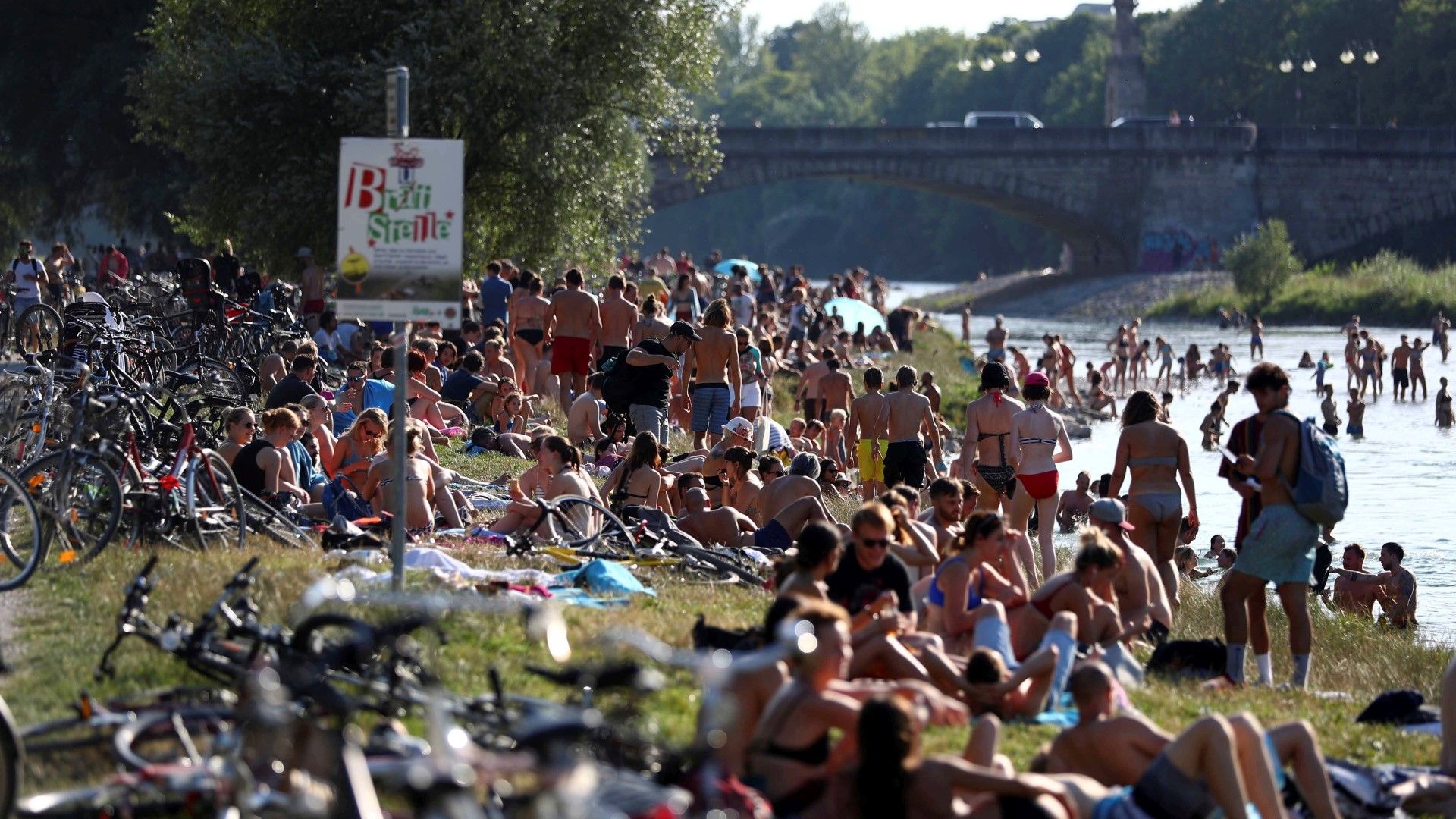  В горещото време хората се наслаждават на плажа и водата на река Изар край Мюнхен, 25 юли 2019 г.