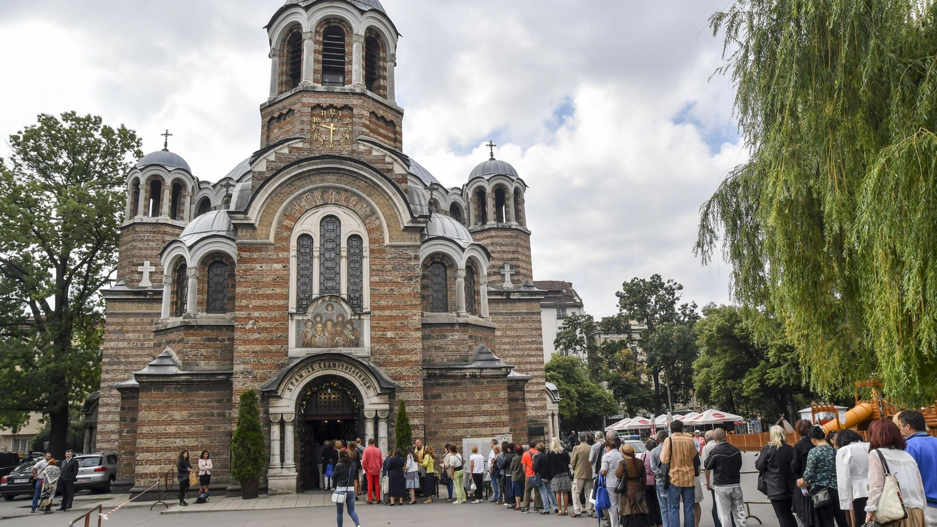 Православната църква почита днес църковния празник Преображение Господне, като спомен