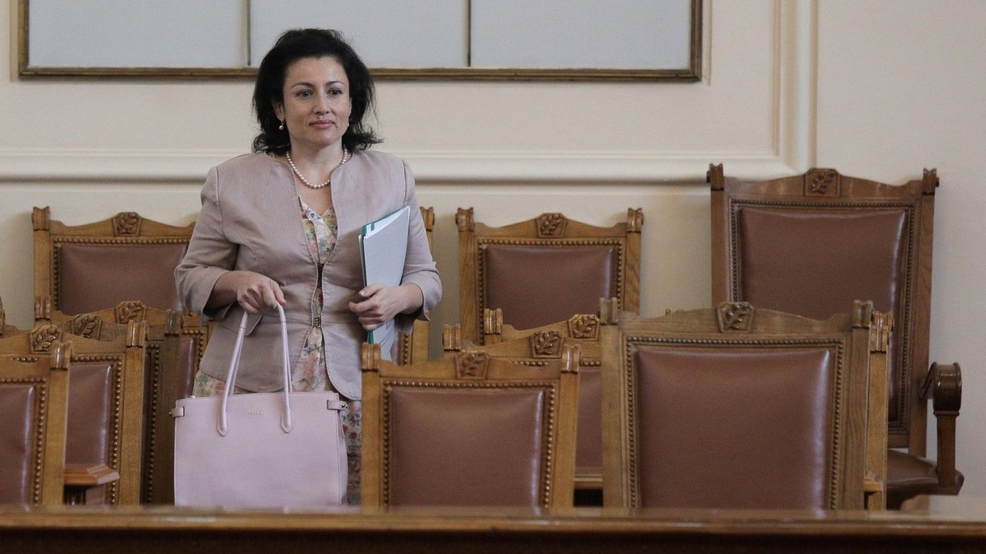 Десислава Танева заяви в парламента, че ще има нови огнища