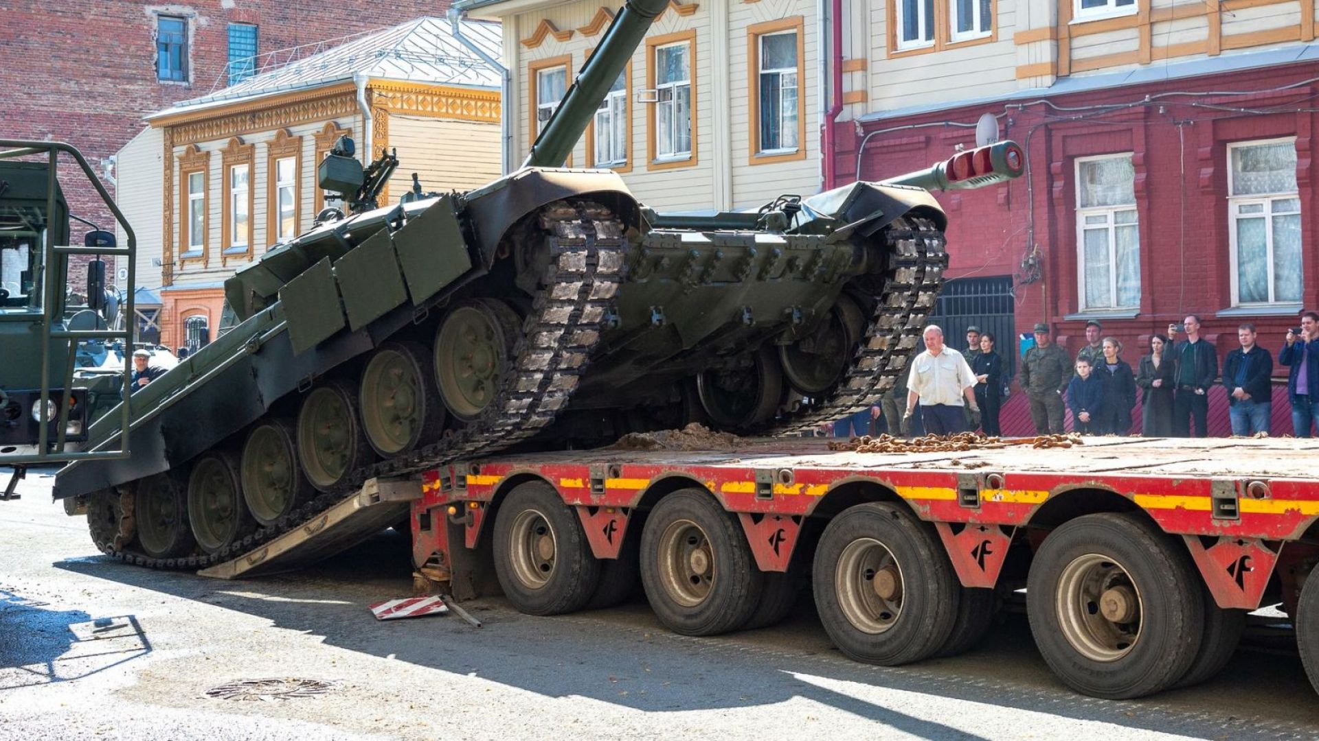 Румъния конфискува руски танкове и БТР-и на път за Сърбия