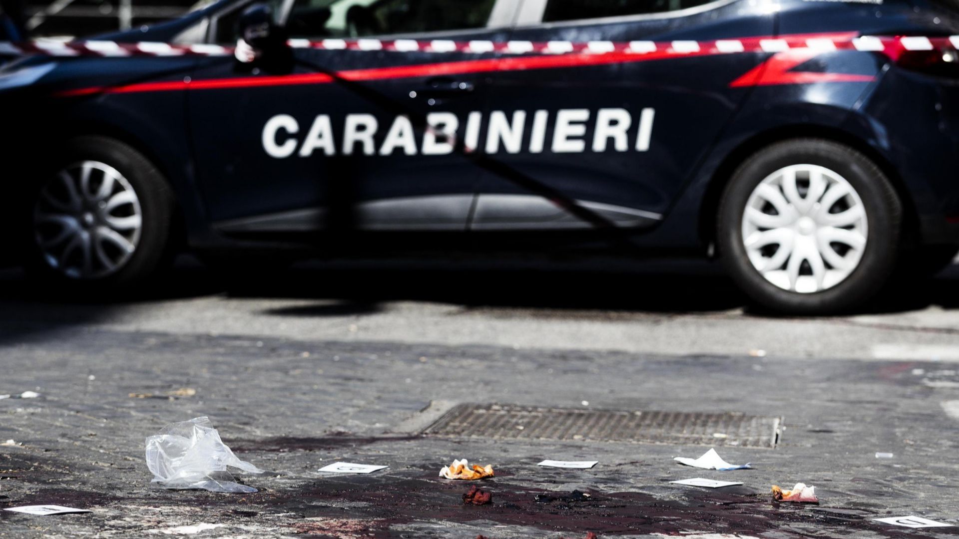 Италиански полицай беше прободен смъртоносно с нож в центъра на
