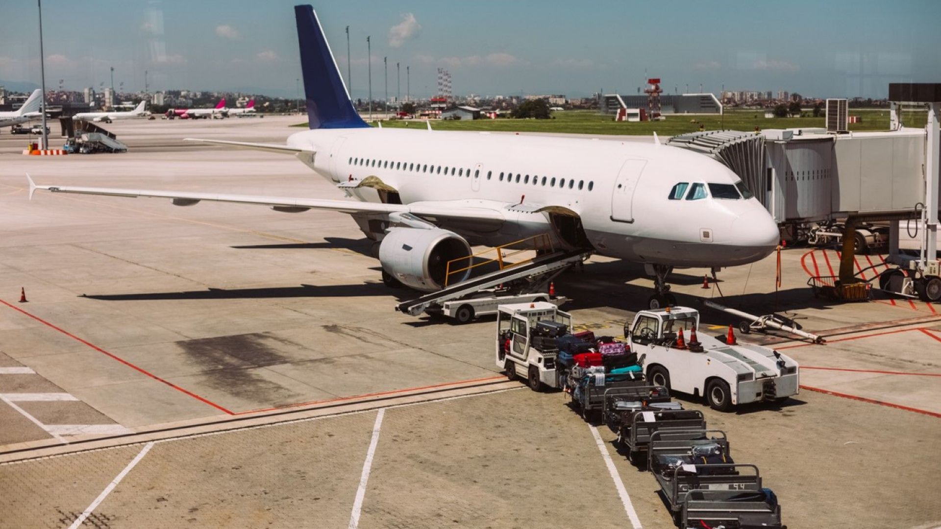 Във връзка със зачестилите закъснения на полети министърът на транспорта