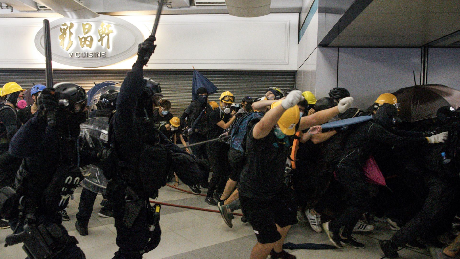 Полицията разпръсна днес със сила демонстрация на жп гара в