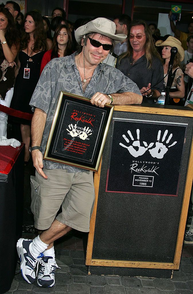 Брус Дикинсън позира след като слага своя отпечатък на Rock Walk в Холивуд през август 2005 г.