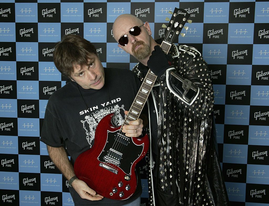 Брус Дикинсън и вокалистът на Judas Priest Роб Халфорд позират след пет вечери на концерти в помощ на Teenage Cancer Trustв Роял Албърт Хол