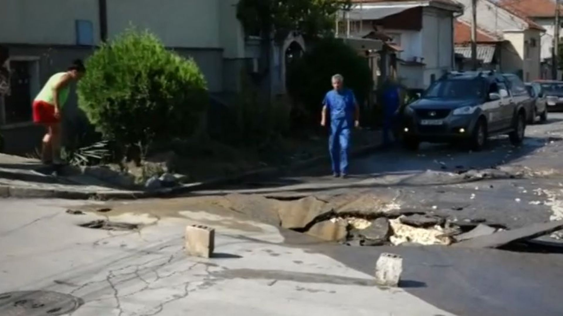 На истински водопан заприлича един от мостовете над бул Христо