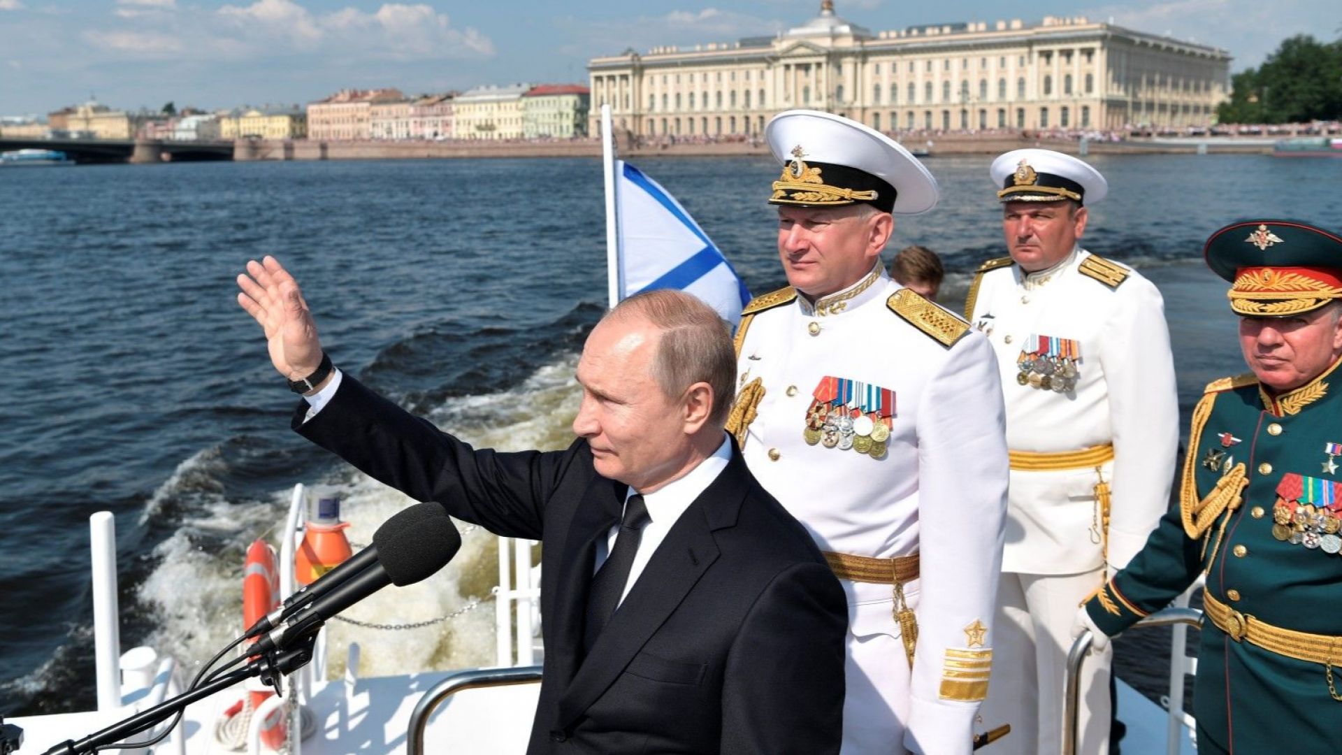 Руският президент Владимир Путин поведе голям военноморски парад ден след