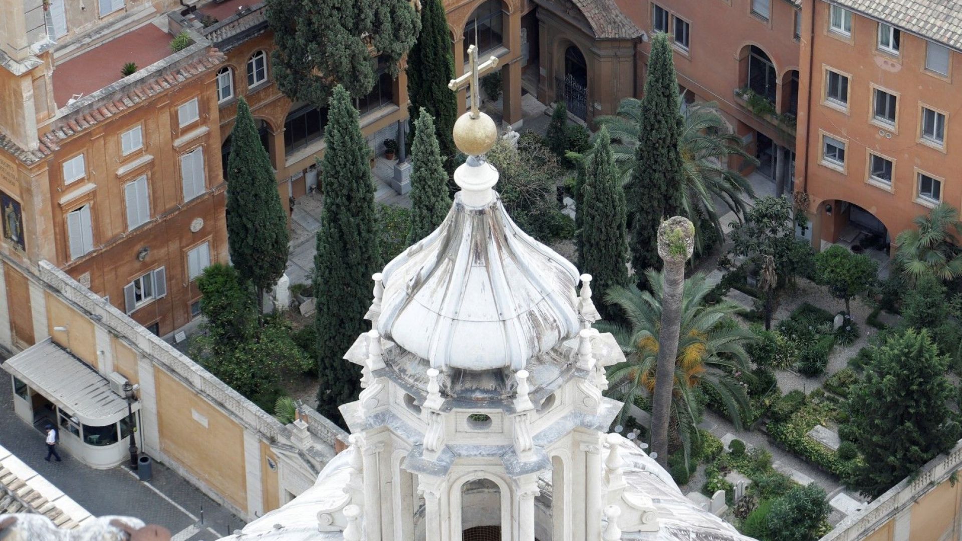 Експерти изследваха днес останките намерени в две костници във Ватикана