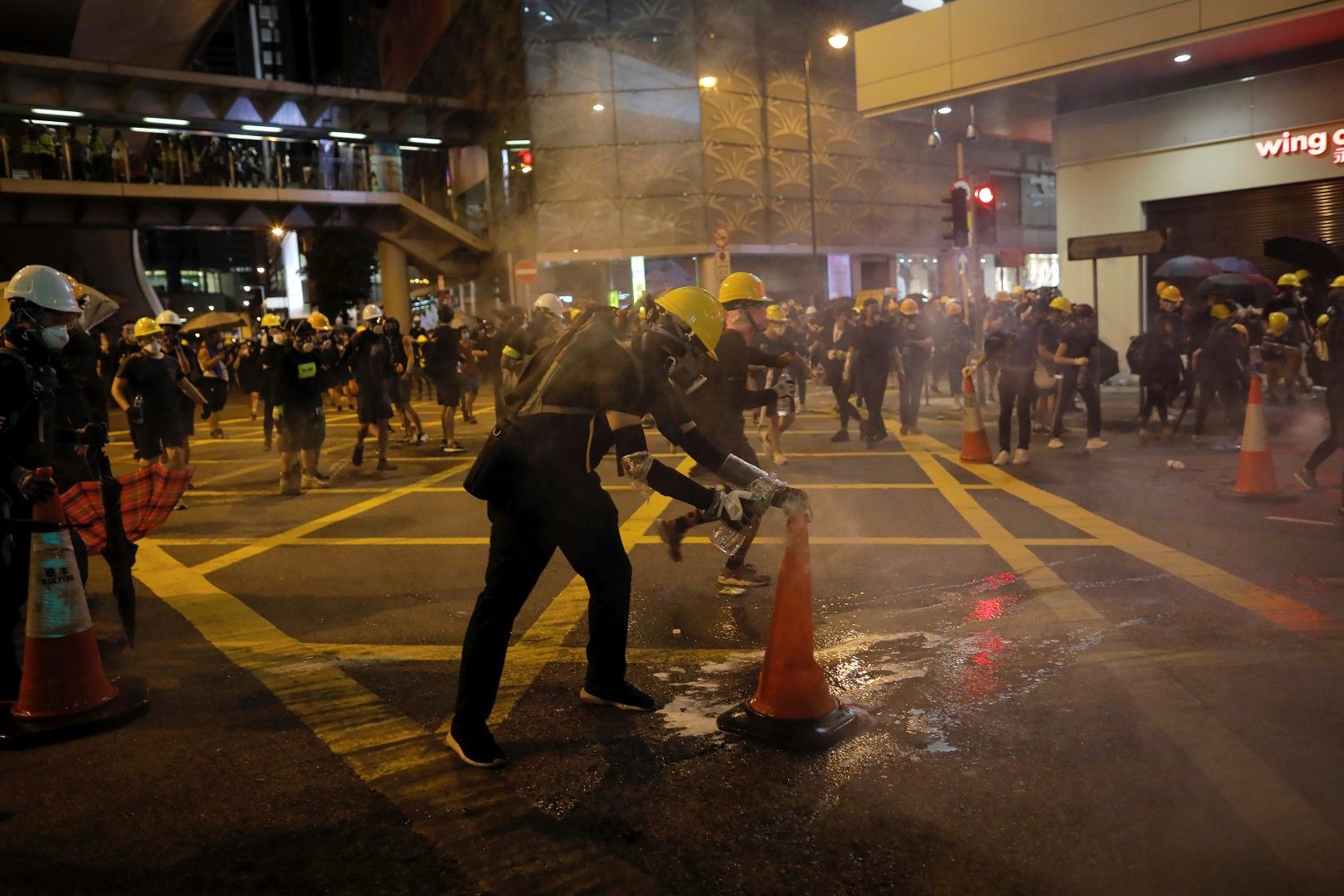 Полицията използва сълзотворен газ срещу протестиращите в Хонконг, 28 юли 2019 г.