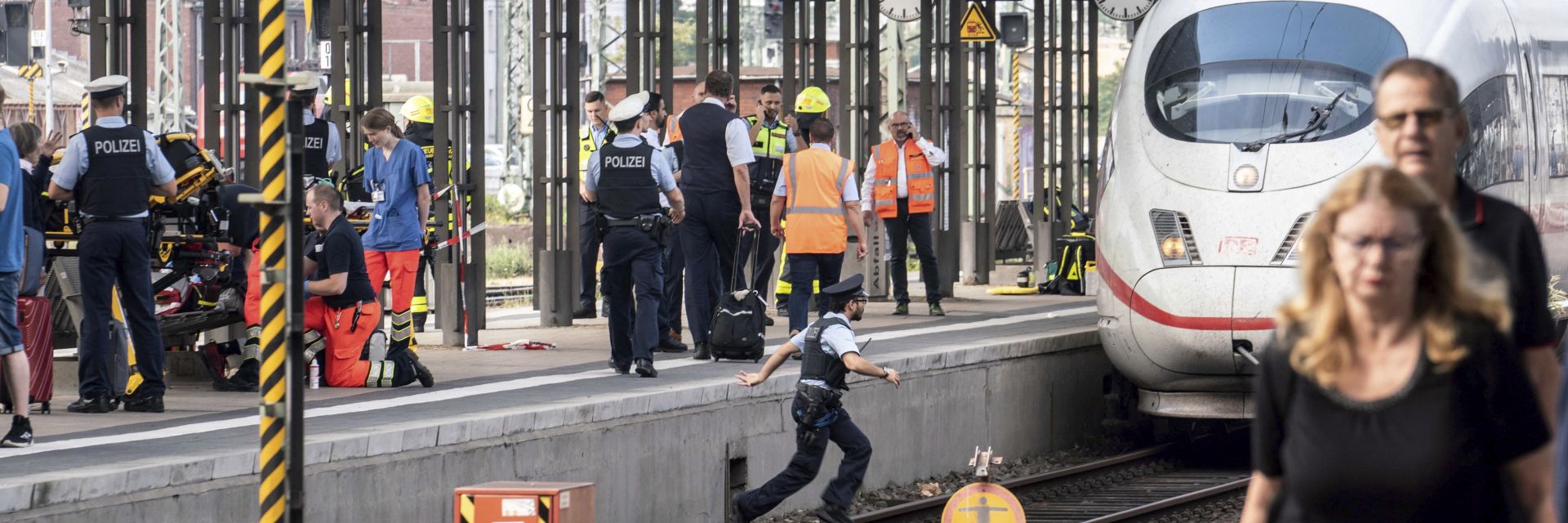 Мъж блъсна майка и син пред влак на гарата във Франкфурт, детето загина (видео)