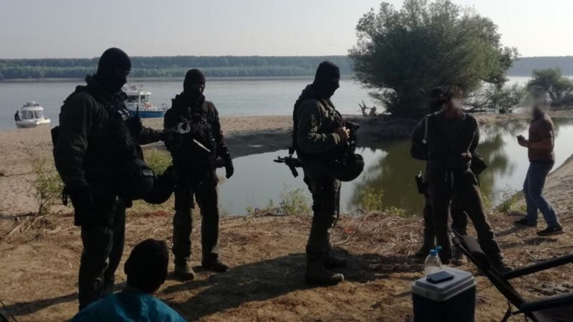 Виж още Задържаха трафиканти на мигранти докато са на банкет