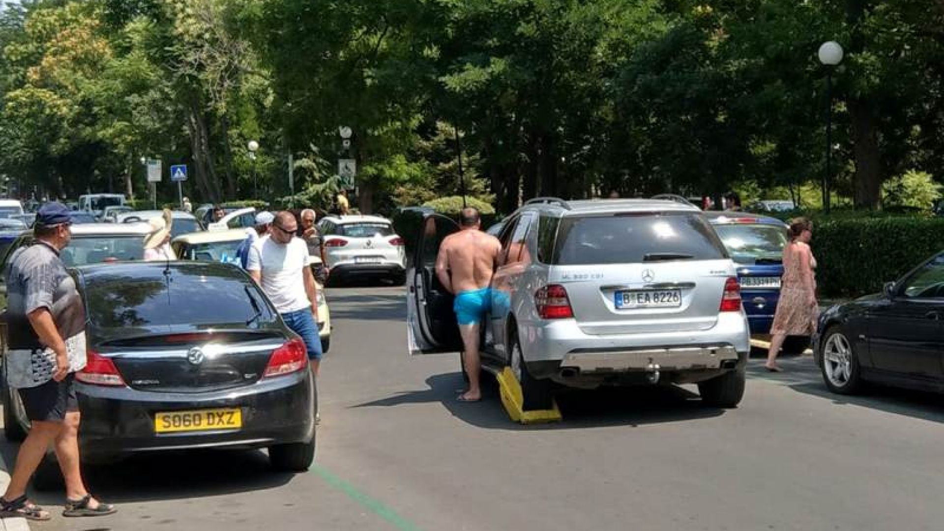 Чужденец предизвика за кратко задръстване на входа на Морската градина