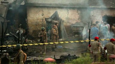 Самолет се разби в жилищен район в Пакистан, поне 17 загинали и 20 ранени (снимки)