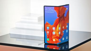 Шеф от Huawei позира със сгъваемия смартфон на компанията