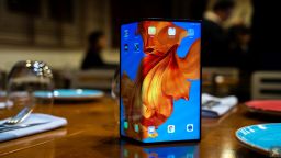 Huawei пуска сгъваемият си телефон на пазара в Китай