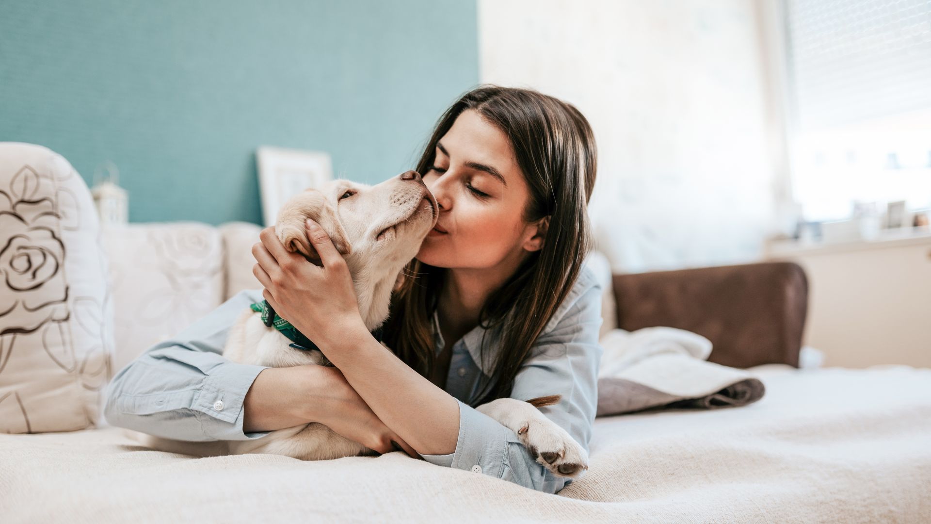 Стопаните на кучета целуват по-често тях от партньорите си
