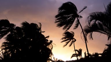 Едновременно два урагана - Ерик и Флоси, са "вдигнали мерника" на Хаваите