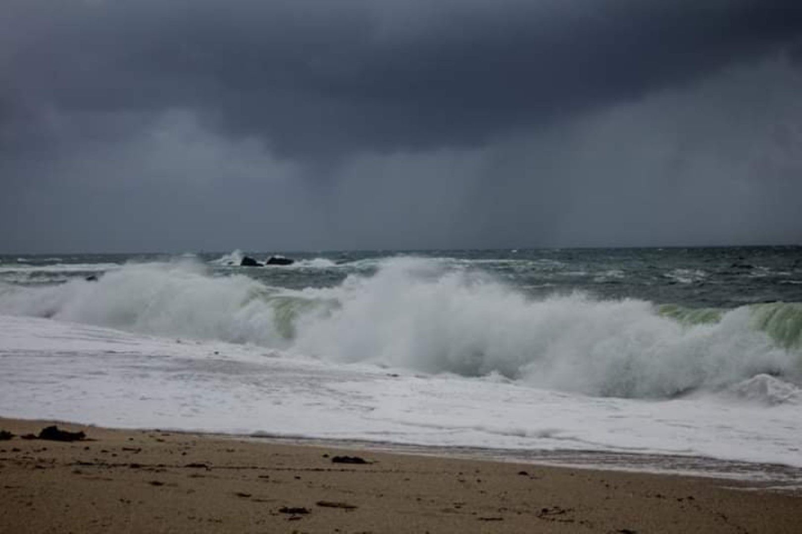 Снимки от френското крайбрежие: Волфганг предизвика неколкометрови вълни