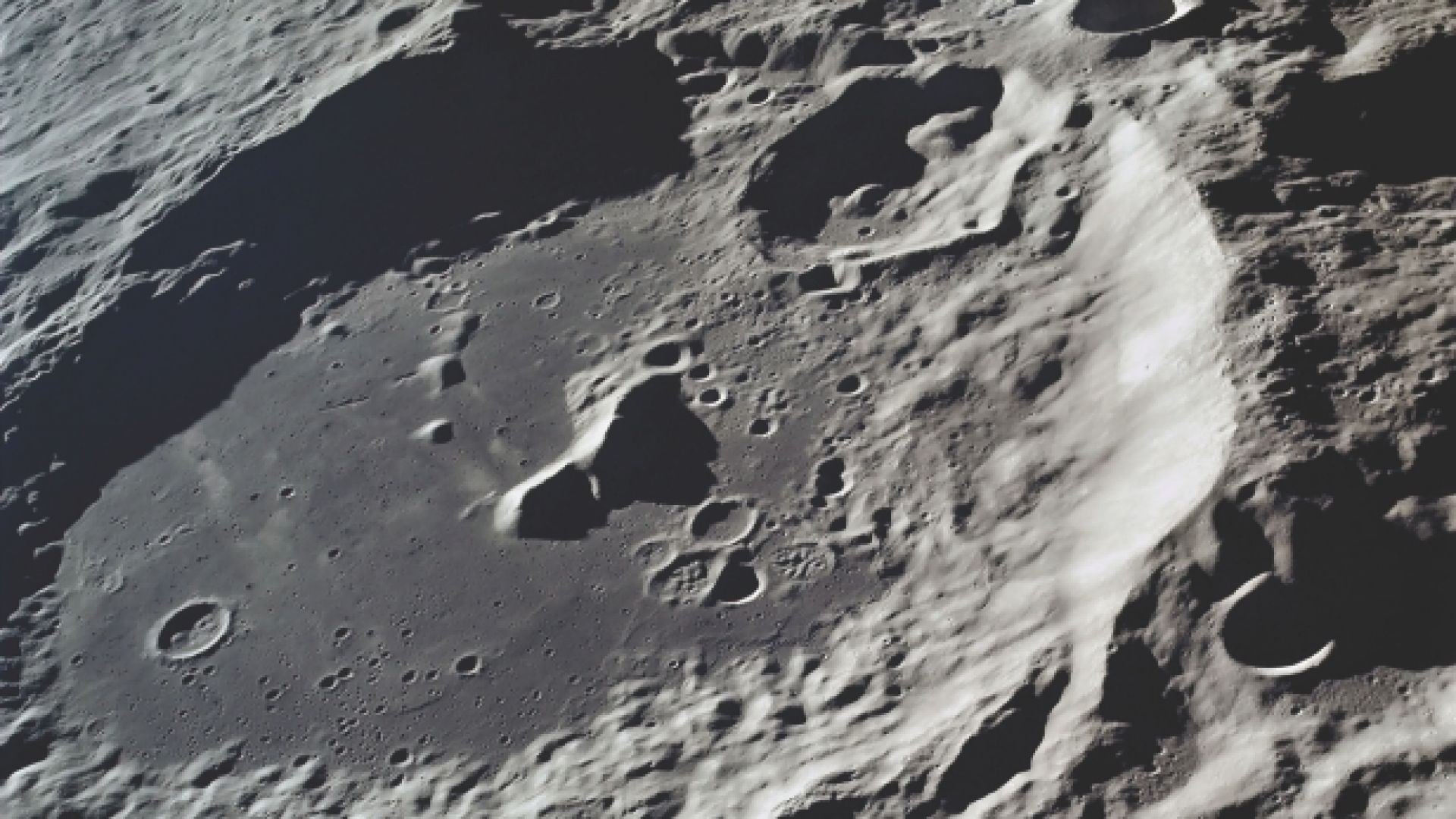 Земята и Луната били обект на астероидна "бомбардировка" преди 800 милиона години 