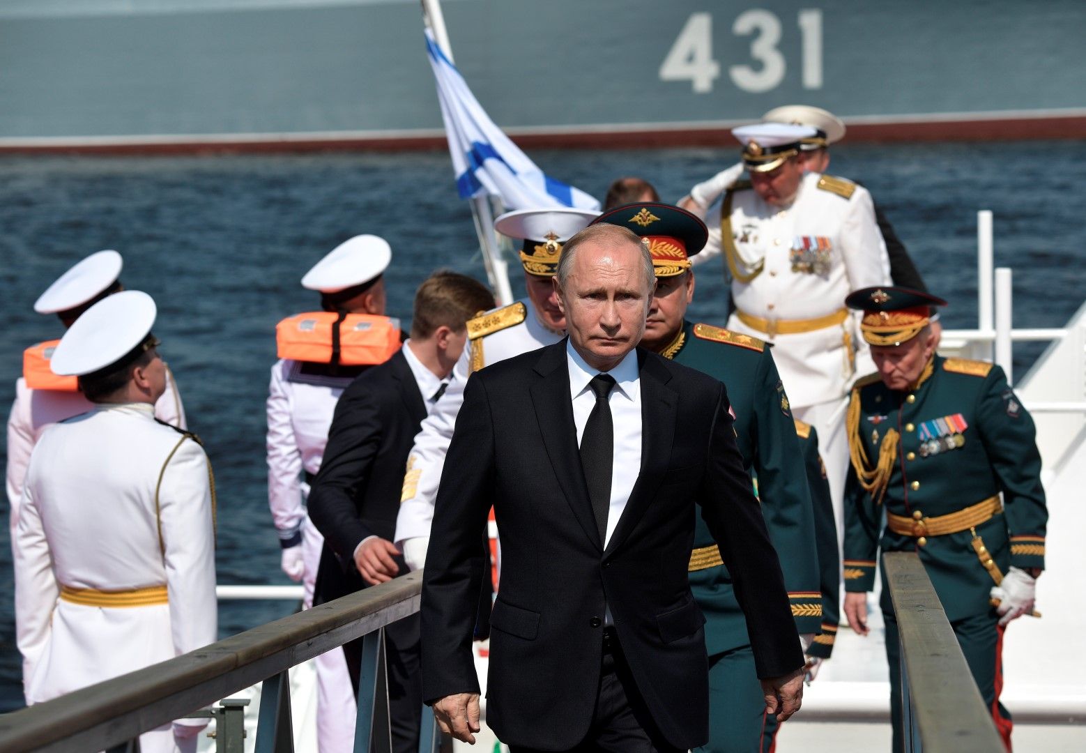 Владимир Путин, зад него военният министър Сергей Шойгу, по време на парада по случай Деня на Военноморските сили в Санкт Петербург, 28 юли 2019 г.