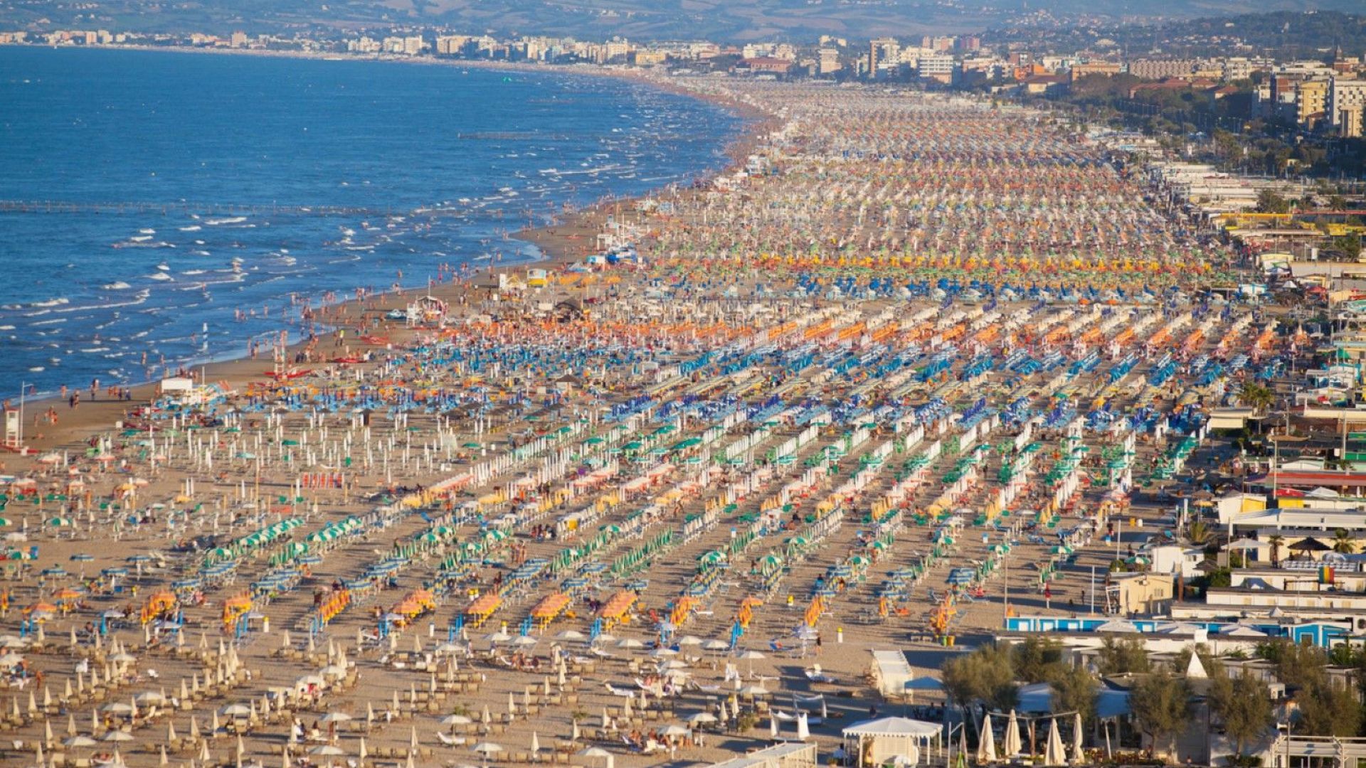 Италия временно забрани къпането на популярни адриатически курорти