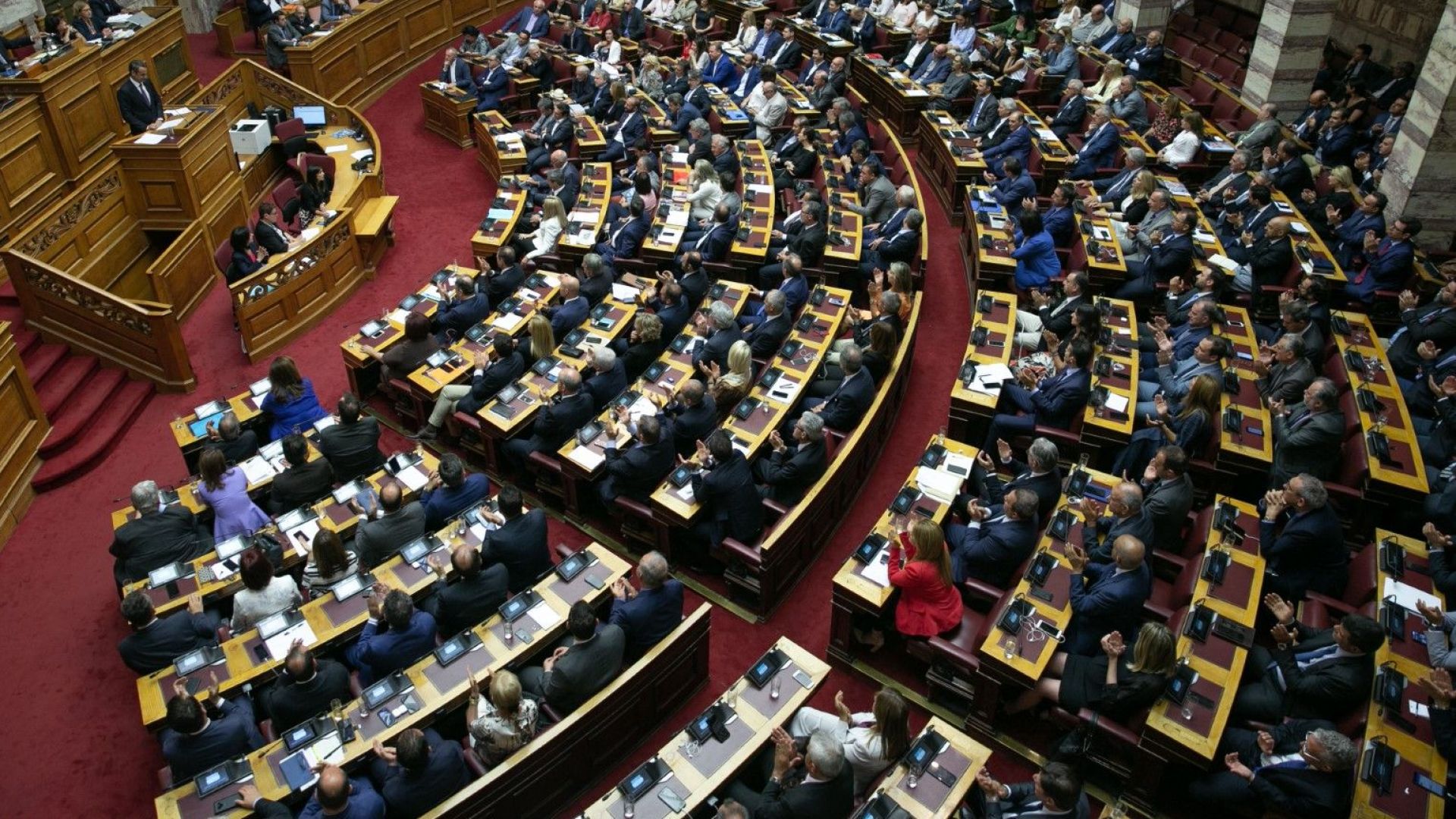 Гръцкият парламент днес одобри намаление на данъците и мерки за