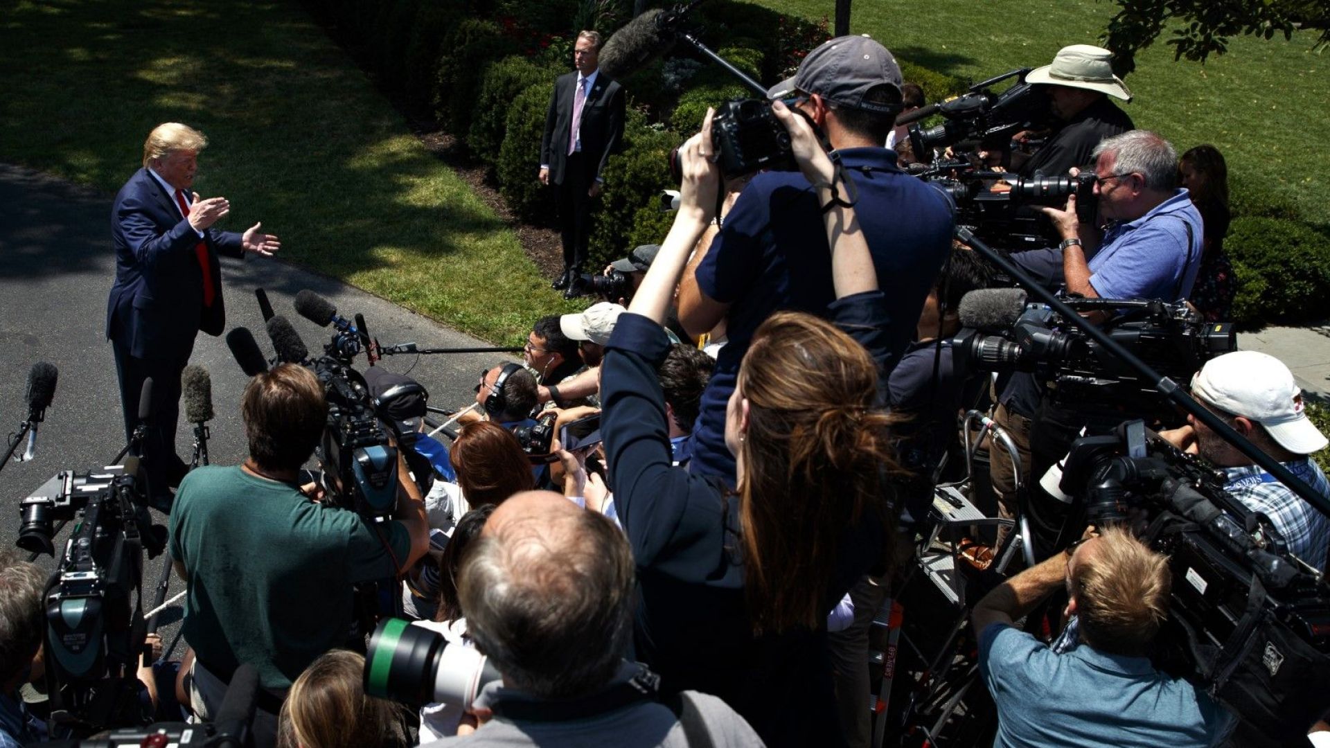 Президентът на САЩ Доналд Тръмп остро критикуван в страната заради