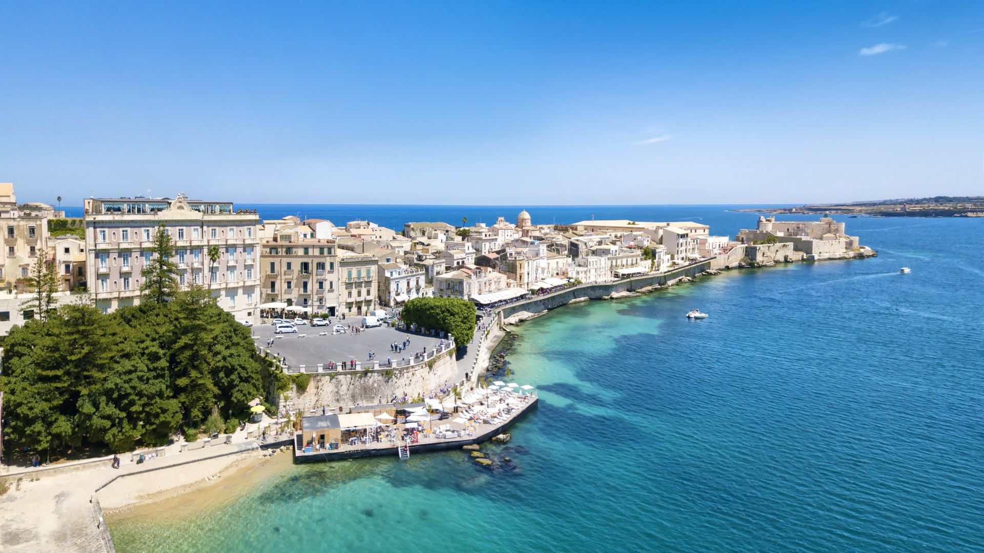 Сицилия разположена в центъра на Средиземноморието е привличала орди посетители