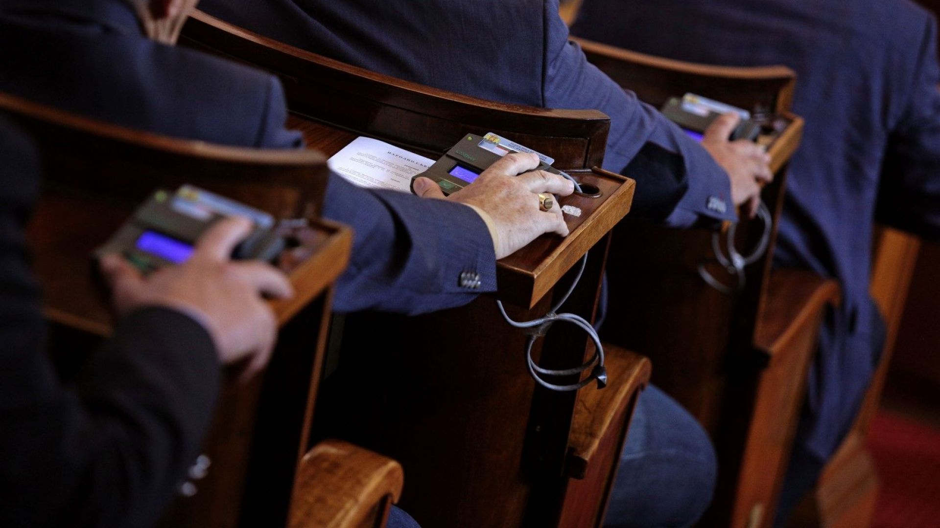 Каква е равносметката на депутатите в последния им парламентарен ден