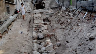 Показаха античен зид, открит при ремонт на най-малката улица в София (снимки)