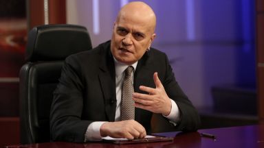 Слави Трифонов публикува в своята фейсбук страница нова песен записана