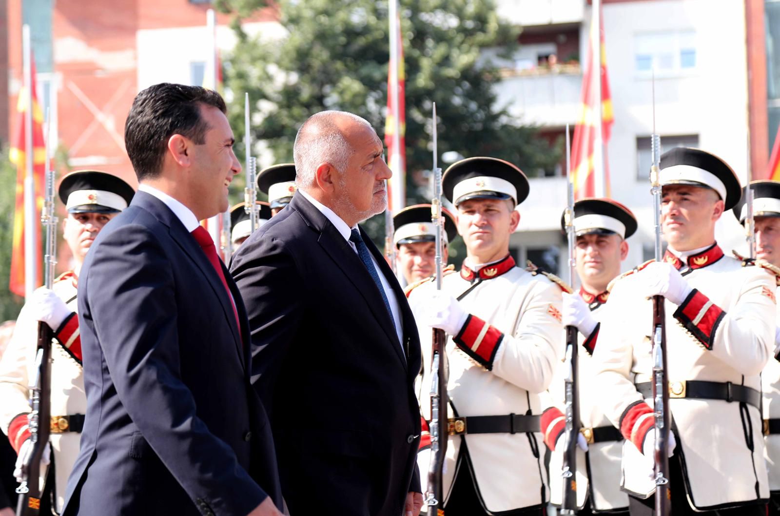 Зоран Заев посрещна Бойко Борисов с държавни почести